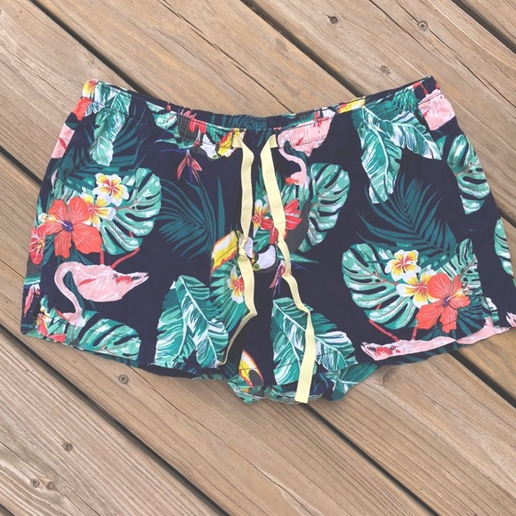 Old Navy Pants - HP 🎉💕🤩 OLD NAVY tropical print cotton shorts